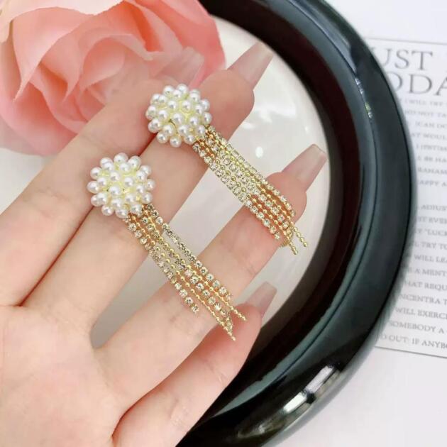 Boucles d’Oreilles “Éclat Féminin” – Franges Dorées, Perles & Cristaux – Choisissez Votre Style