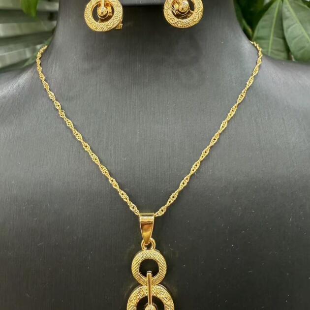 Ensemble de Bijoux “Or Éternel” – Collier + Boucles d’Oreilles Dorées – Choisissez Votre Design